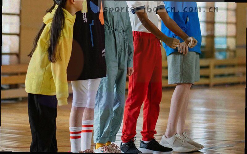低角度拍摄的跑道线条与场馆灯柱，带轻微动态模糊